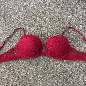 Victoria’s Secret bombshell 34 B